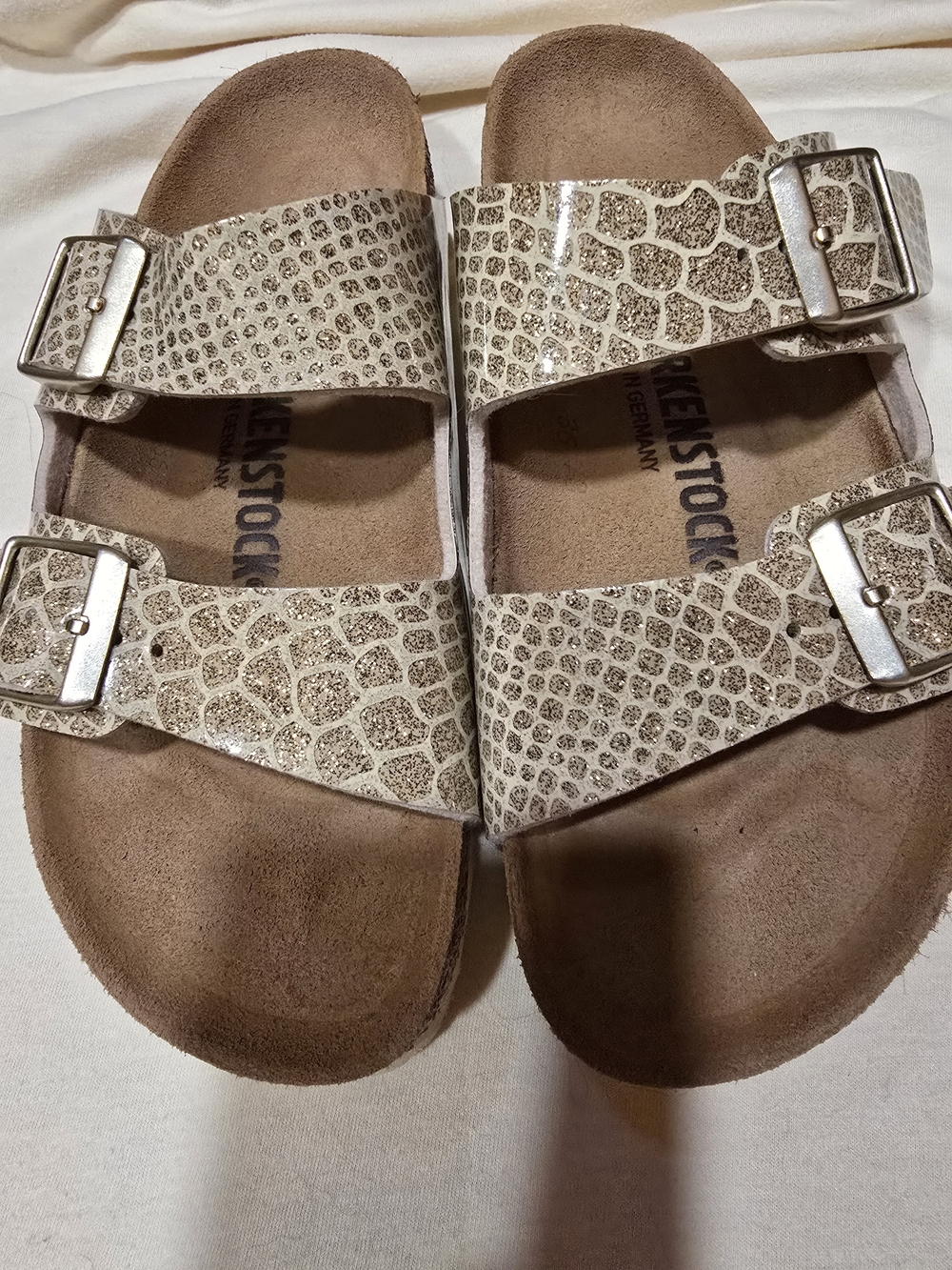 Never WORN Birkenstock Arizona Two-Strap Sandals in Cream Giraffe Print 36(7)